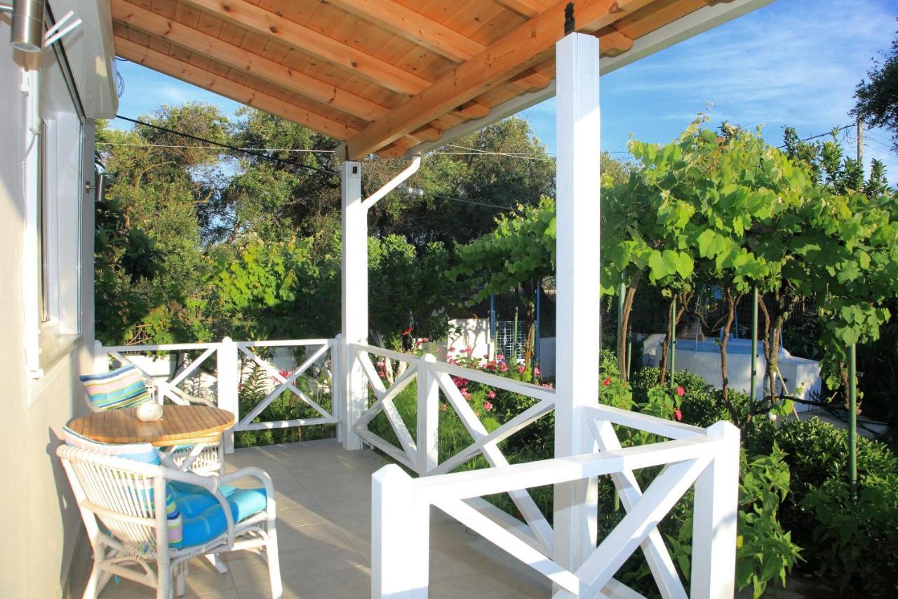 Blue Sky Cottage, Kanouli Beach Halikounas エクステリア 写真